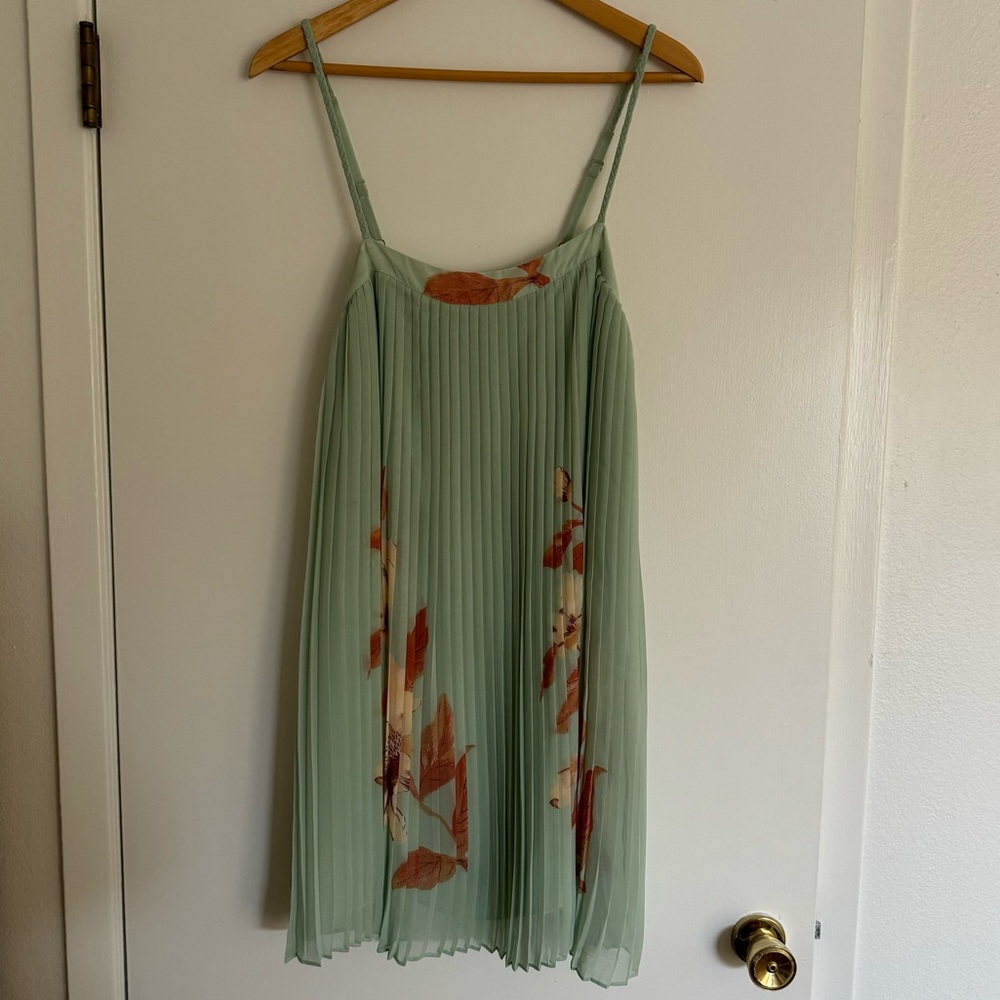 Accordion pleated floral mini dress